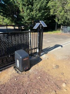 Automatic gate opener with manual release mechanism