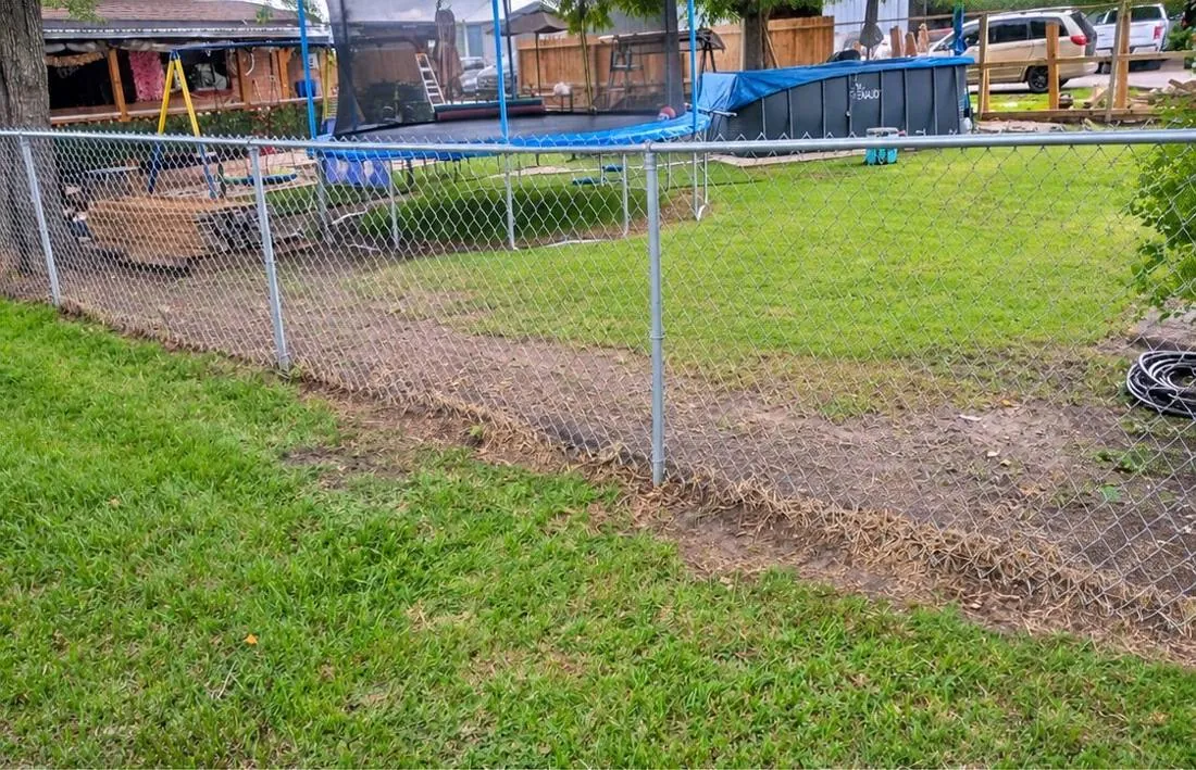 Galvanized chain link yard line